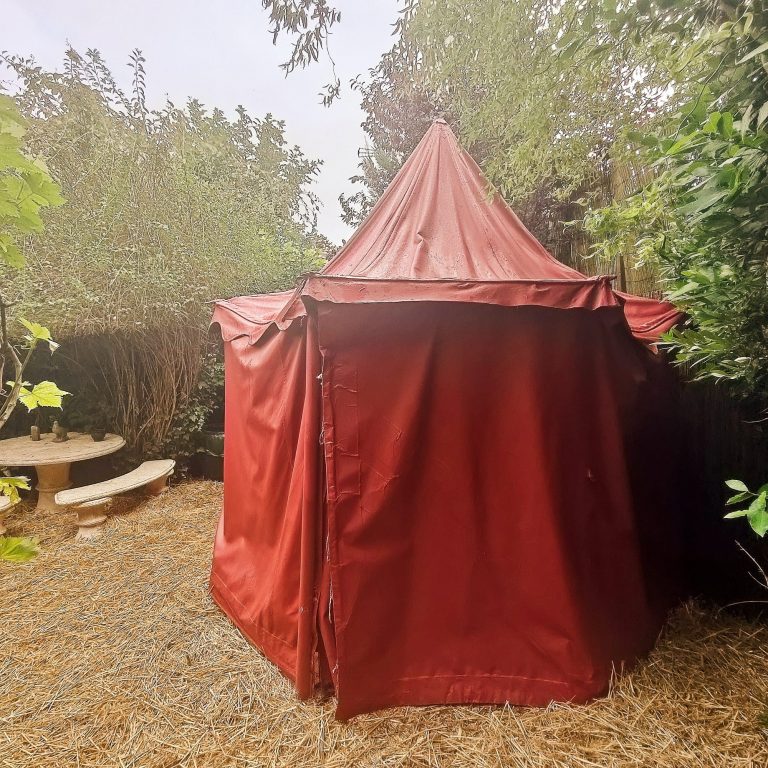 Hébergement insolite près du zoo de Beauval et des châteaux de la Loire, camping insolite médiéval à 20 minutes de Beauval, gite insolite ouvert toute l'année.