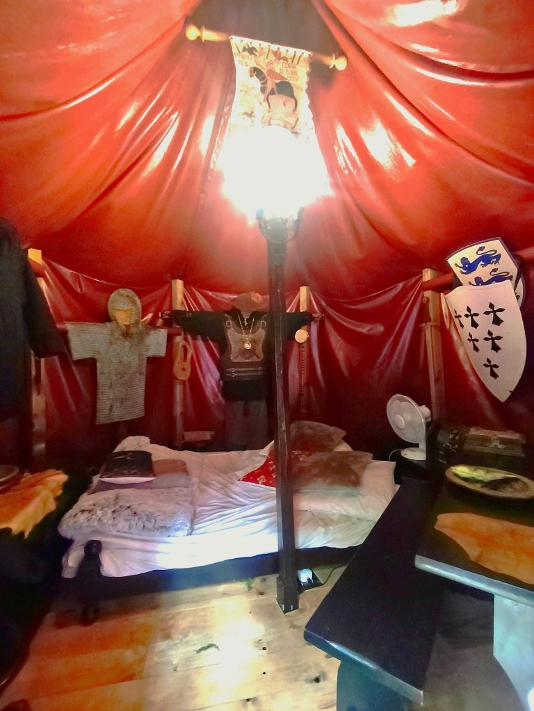 Hébergement insolite près du zoo de Beauval et des châteaux de la Loire, camping insolite médiéval à 20 minutes de Beauval, gite insolite ouvert toute l'année. Hébergement insolite près du zoo de Beauval et des châteaux de la Loire, camping insolite médiéval à 20 minutes de Beauval, gite insolite ouvert toute l'année.