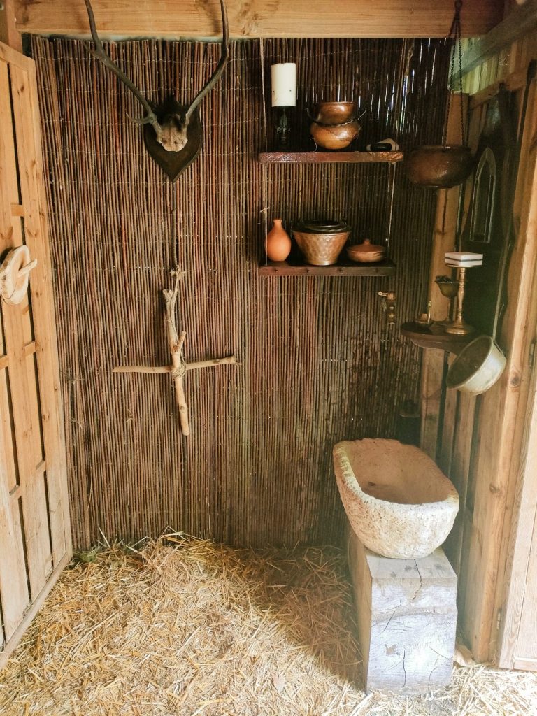 Hébergement insolite près du zoo de Beauval et des châteaux de la Loire, camping insolite médiéval à 20 minutes de Beauval, gite insolite ouvert toute l'année.